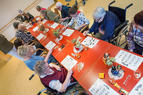 © ORF.at/Zita Köver Pensionisten beim Bingo spielen