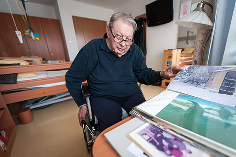 © ORF.at/Zita Köver Bewohner in einem Pflegeheim mit Fotoalbum