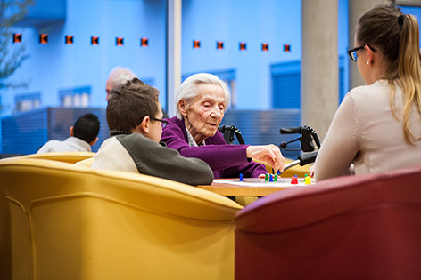 © ORF.at/Zita Köver Pensionistin spielt "Mensch ärgere dich nicht" mit Jungen