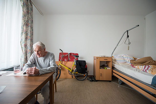 © ORF.at/Zita Köver Bewohner des Altersheims in seinem Zimmer