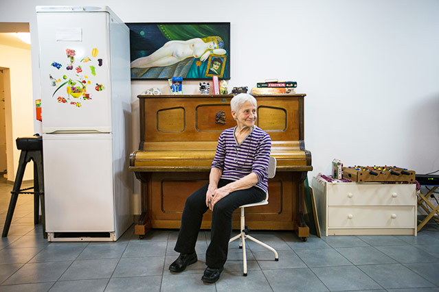 © ORF.at/Zita Köver Bewohnerin der Generationen-WG vor ihrem Klavier