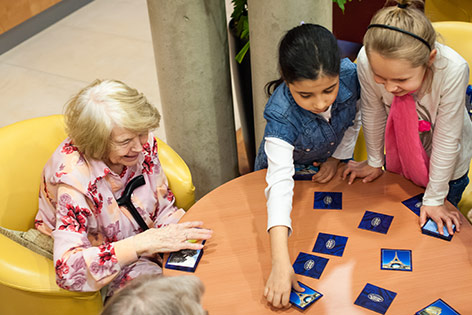 © ORF.at/Zita Köver Bewohner in einem Pflegeheim spielen mit Kindern