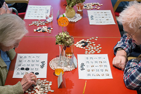 © ORF.at/Zita Köver Pensionisten beim Bingo spielen