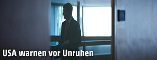 Ein Mann spiegelt sich in der Glasscheibe