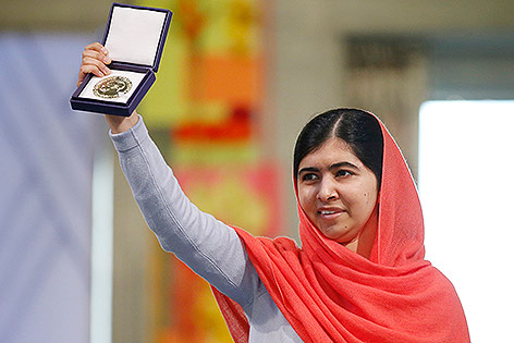© APA/AP/Scanpix/Cornelius Poppe Malala Yousafzai mit der Nobelpreis-Medaille