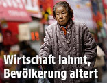 Ältere Frau in Tokio
