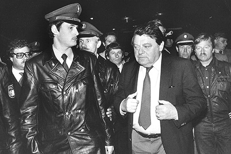 © AP/Dieter Endlicher Der bayerische Ministerpraesident Franz Josef Strauss am 26. September 1980 bei der Besichtigung des Tatorts