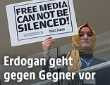 Eine Journalistin der Zeitung „Zaman“ hält ein Schild mit der Aufschrift "Free Media can not be silenced" hoch