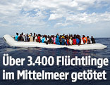 Ein Boot mit Dutzenden Flüchtlingen im Meer