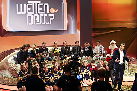 © APA/EPA/dpa/David Ebener TV-Moderator Markus Lanz mit seinen Gästen und den Wettkandidaten auf der Bühne