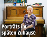 Bewohnerin der Generationen-WG vor ihrem Klavier