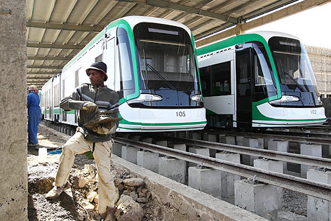 © Reuters/Tiksa Negeri Arbeiter neben der Hochtrassenbahn von Addis Abeba