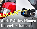 Ein Elektroauto wird mit einem Stromkabel an einer Ladesäule mit Ökostrom geladen