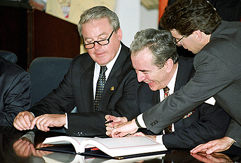 © picturedesk.com/APA-Archiv/Georges Schneider Ex-Bundeskanzler Franz Vranitzky und Ey-Außenminister Alois Mock unterschreiben den österreichischen EU-Vertrag