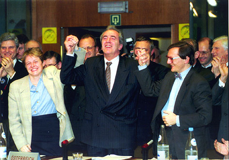 © AP/Jacques Collet Ey-Außenminister Alois Mock, Brigitte Ederer und Wolfgang Schüssel freuen sich über den Abschluss der EU-Beitrittsgespräche 1994