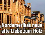 Arbeiter errichten ein Wohnhaus aus Holz