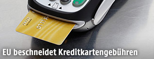 Kreditkarte in Kreditkartenterminal