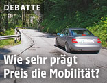 Auto auf einer Landstraße