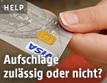 Ein Mann h&auml;lt eine Kreditkarte in der Hand