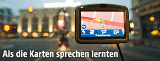 Navigationsgerät auf der Frontscheibe eines Autos
