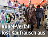 Menschen in einem Geschäft