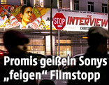 Menschen gehen an einer Werbung für den Film "The Interview" vorbei