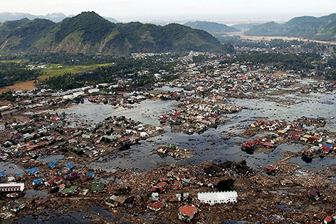 © Reuters/U.S. Navy/Philip A. McDaniel Luftaufnahme von Sumatra, Indonesien, wenige Tage nach dem Tsunamiunglück