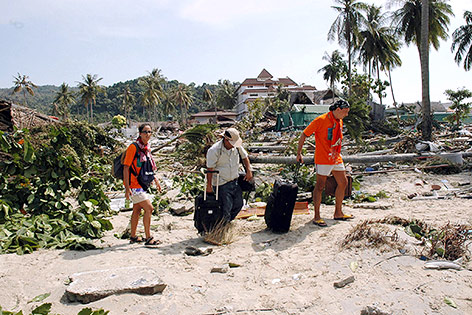 © Reuters Touristen mit Koffern verlassen nach dem Tsunamiunglück die thailändische Ferieninsel Kho Phi Phi