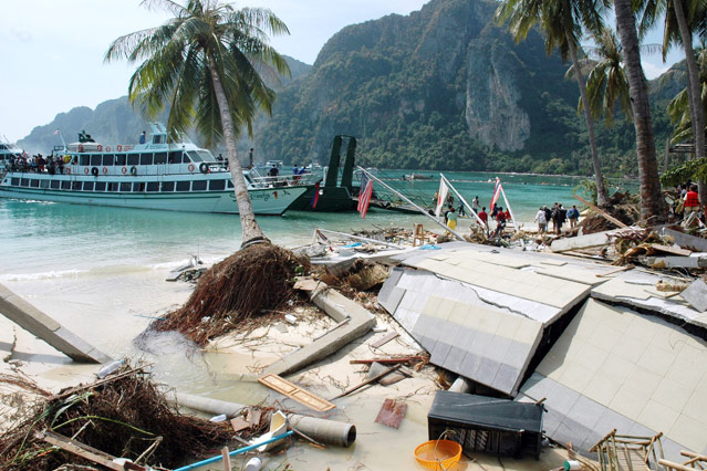 © Reuters Touristen verlassen 2004 nach dem Tsunami die thailändische Insel Phi Phi Island