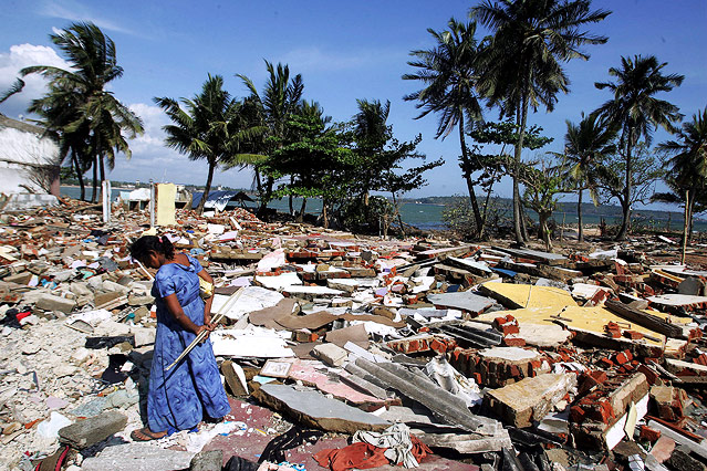 © Reuters/Desmond Boylan Frau steht 2004 in Galle, Sri Lanka, nach dem Tsunami in den Trümmern