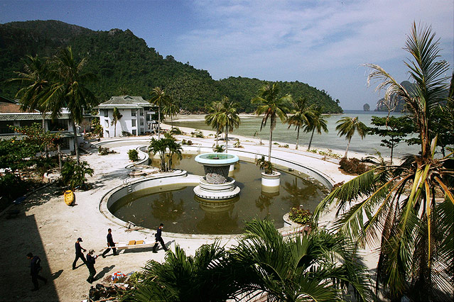 © Reuters/Kin Cheung Hotelpool auf Phi Phi Island unmittelbar nach dem Tsunami