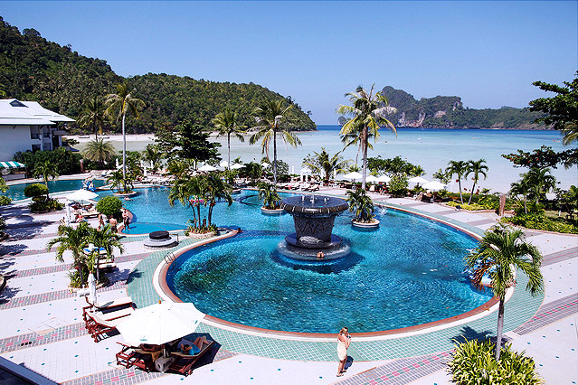 © Reuters/Damir Sagolj Hotelpool auf Phi Phi Island Jahre nach dem Tsunami