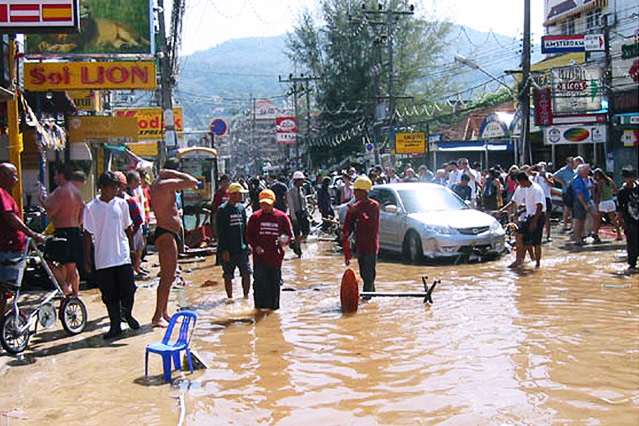 © Reuters Archivaufnahme einer Touristen und Einheimischen auf einer in Phuket, Thailand, unmittelbar nach dem Tsunami