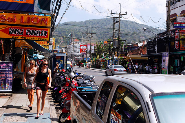 © Reuters/Damir Sagolj Archivaufnahme von Touristen und Einheimischen auf einer in Phuket, Thailand, im Dezember 2009