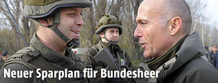 Verteidigungsminister Gerald Klug mit Soldaten