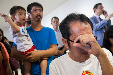 © APA/EPA/Fully Handoko Angehörige am Flughafen Juanda