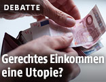 H&auml;nde mit Geldscheinen