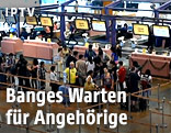Angehörige der Passagiere am Flughafen