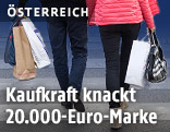 Menschen mit Einkaufstaschen auf der Stra&szlig;e