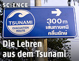 Hinweisschild mit der Aufschrift "Tsunami Evacuation Route"