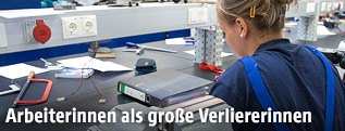 Arbeiterin an einer Werkbank
