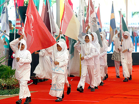 © APA/EPA/Adi Weda Indonesische Kinder tragen Fahnen in einer Gedenkzeremonie
