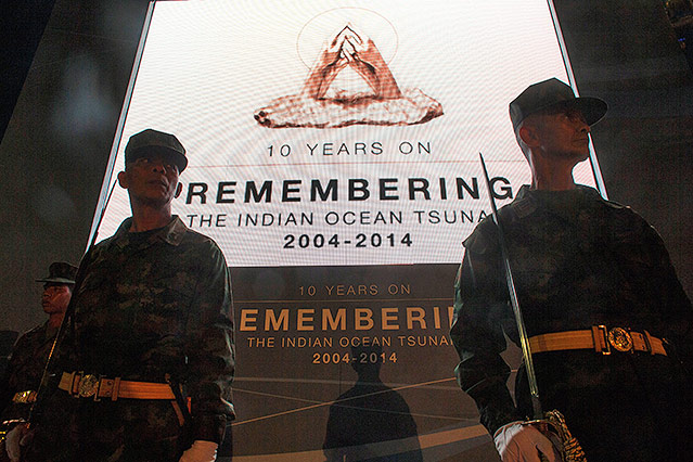 © Reuters/Athit Perawongmetha Thailändische Soldaten vor einem Tsunami-Gedenkbildschirm