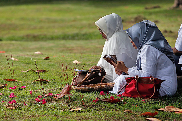 © APA/EPA/Adi Weda Betende Angehörige in Banda Aceh