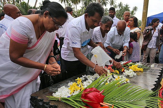© APA/EPA/M. A. Pushpa Kumara Menschen in Sri Lanka legen Blumen aus
