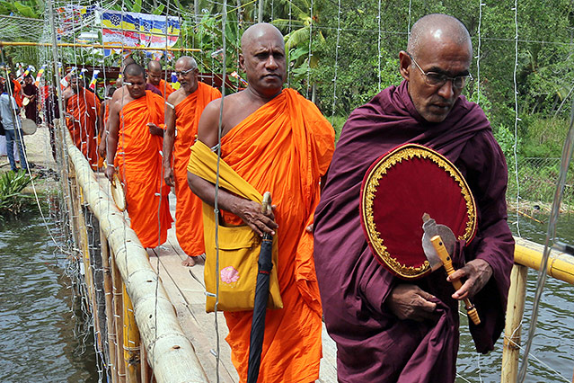 © APA/EPA/M. A. Pushpa Kumara Mönche in Sri Lanka auf dem Weg zu einer Zeremonie