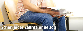 Mann h&auml;lt Zeitschrift &uuml;ber Weiterbildung