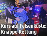 Flüchtlinge mit Rettungskräften