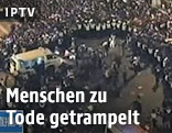 Menschenmassen auf Platz in Schanghai