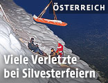 Feuerwehrleute mit Trage am Ufer der Salzach